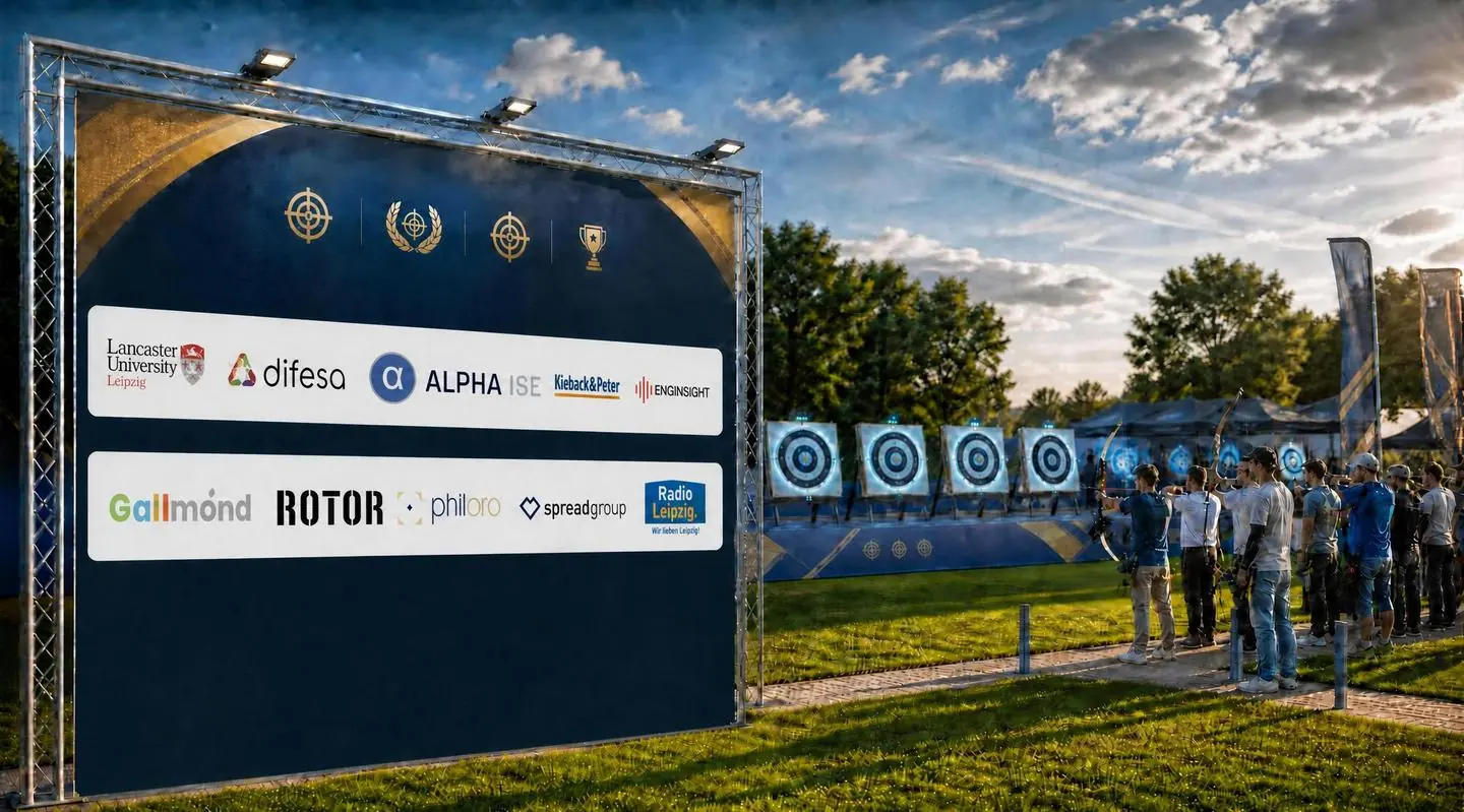 Cyber Archery Championship – Sponsorenwand am Bogenstand